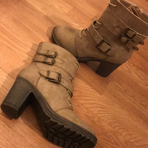 Shoes - Women’s block heel bootie👢